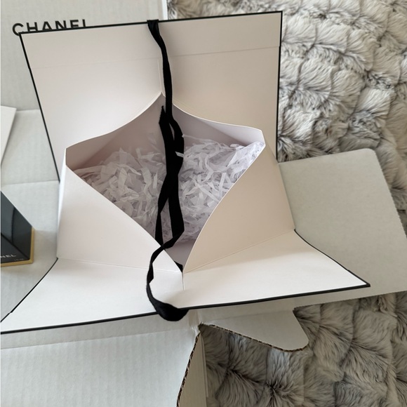 CHANEL ULTRA LE TEINT ALL-DAY COMFORT FLAWLESS FINISH FOUNDATION - Picture 7 of 12